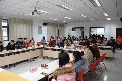 说明: E:\桂恒俊辅导员工作\其它\新闻\亚洲必赢bmw-奋斗的青春最美丽——武汉部属高校人文社科类研究生国奖获得者分享会成功举办\亚洲必赢bmw-奋斗的青春最美丽——武汉部属高校人文社科类研究生国奖获得者分享会成功举办——请置于第二段前.jpg